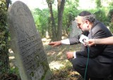 Więźniowie z Prudnika pomogli uporządkować żydowski cmentarz w Białej