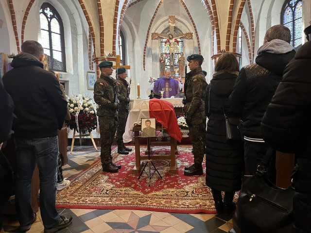 Żołnierz spoczął na cmentarzu w Sarbii położonej między Trzebiatowem a Kołobrzegiem.