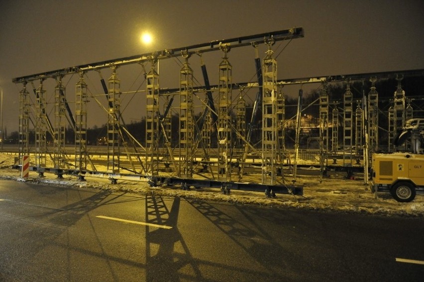 Gdańsk: Montaż bramownicy wiaduktu PKM przy ul. Słowackiego [ZDJĘCIA]
