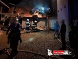 Charzewice. Niebezpieczny pożar  pod Tarnowem. Nad ranem z dymem poszedł budynek gospodarczy, zagrożony był dom