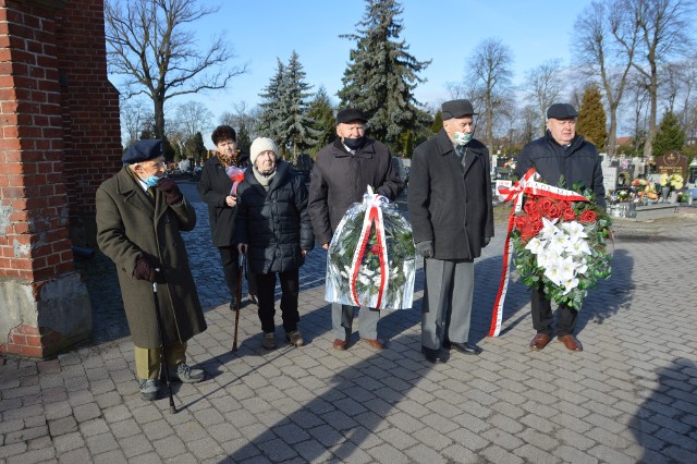 82. rocznica masowych zsyłek na Sybir w Żaganiu. Złożenie wiązanek pod krzyżem na cmentarzu komunalnym