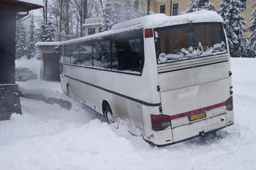 Zakopane: awantura o węgierski autokar w śnieżnej zaspie [WIDEO, ZDJĘCIA]