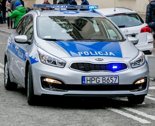 Mężczyzną podającym się za policjanta był Paweł, 47-letni mieszkaniec Warszawy.