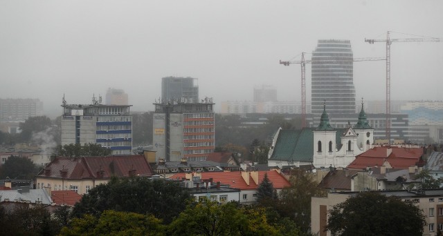 Tak w okresie grzewczym wygląda Rzeszów o poranku. Nad miastem unosi się smog.