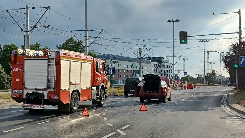 Nowy land rover zaczął się palić przy mostach Mieszczańskich we Wrocławiu [ZDJĘCIA]