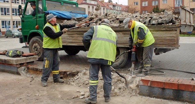 Przy okazji demontażu fontanny zostanie też wyłożony polbrukiem parking wzdłuż ulicy przed ratuszem. 