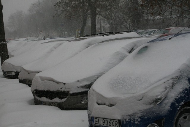 Narzekacie na niską temperaturę, która w ostatnich tygodniach panuje w Łodzi. 12 lat temu o tej porze roku miasto zasypane było śniegiem, opady sparaliżowały komunikację, a łodzianie godzinami wracali do domów. Pamiętacie zimę z 2010 roku?ZOBACZ ZDJĘCIA
