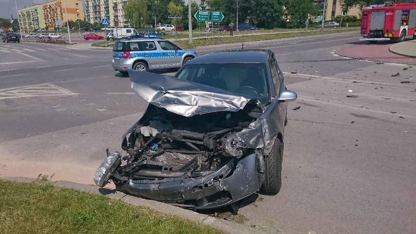 Wypadek na skrzyżowaniu w Busku. Dwie osoby trafiły do szpitala