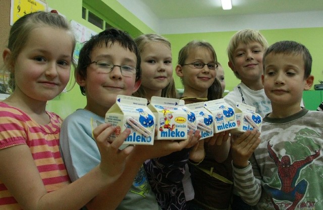 Drugoklasiści Julka Janeczek, Emilka Faferko, Kacper Kaczmarek, Weronika Tyrchan, Aleksander Heller i Szymon Rawski bardzo lubią mleko, które dostają w szkole.