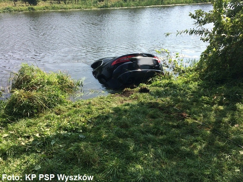 Młynarze. Samochód wjechał do rzeki