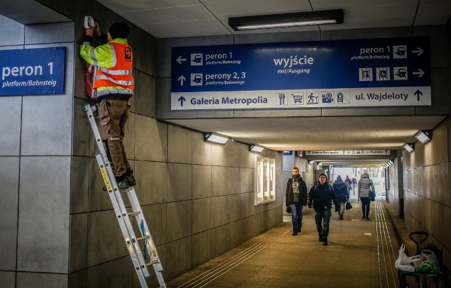 Zaczął się montaż ekranów systemu dynamicznej informacji pasażerskiej na peronach i w tunelach dworca PKP Gdańsk Wrzescz