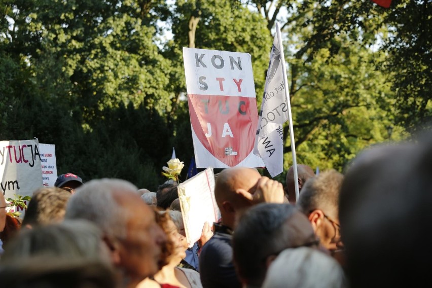 Protest w obronie sądów przed budynkiem Senatu w Warszawie