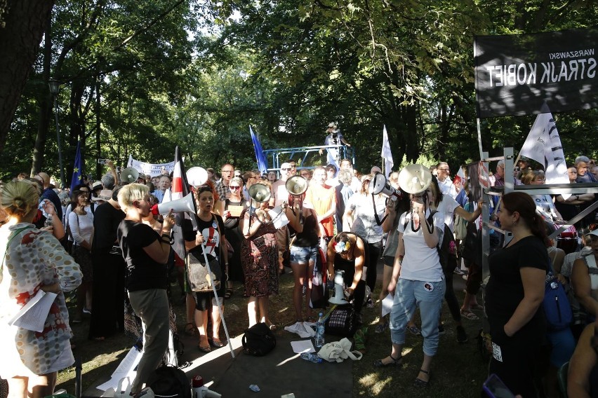 Protest w obronie sądów przed budynkiem Senatu w Warszawie