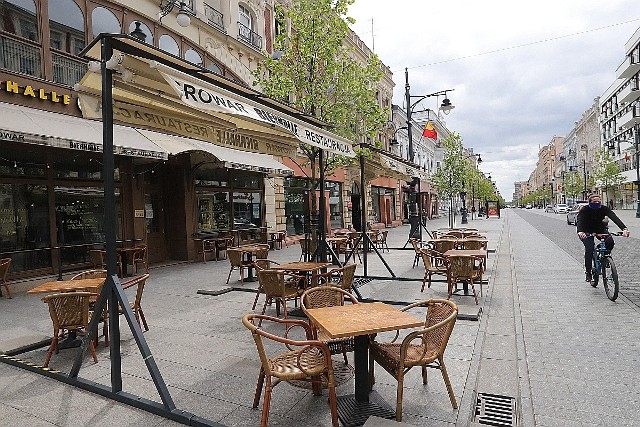 Co najmniej osiem ogródków otworzy się w poniedziałek (18 maja) na ulicy Piotrkowskiej. Przedsiębiorcy już wystawiają stoliki i wymierzają bezpieczne odległości między nimi.CZYTAJ DALEJ NA NASTĘPNYM SLAJDZIE