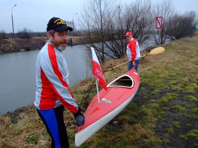 Jan Ścigocki chce przepłynąć kajakiem 742 km. W podróży będzie mu asystować przyjaciel Zenon Kędzierski (na drugim planie).