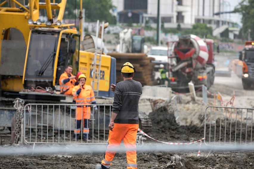 Kraków. Trasa Łagiewnicka: Budują tunele i nową linię tramwajową. Zobacz, jak postępują prace [ZDJĘCIA]