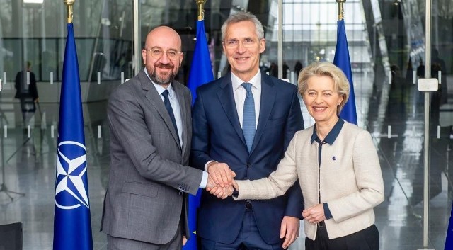 10.01.2023 podpisano trzecią wspólną deklarację w sprawie współpracy NATO z Unią Europejską. Od lewej strony: Przewodniczący Rady Europejskiej Charles Michel, Sekretarz generalny NATO Jens Stoltenberg oraz Przewodnicząca Komisji Europejskiej Ursula von der Leyen.