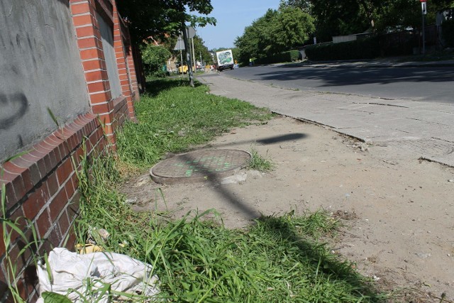 Chłopiec wpadł do źle zabezpieczonej studzienki na ulicy Krzyszowica gdzie prowadzona jest modernizacja kanalizacji.