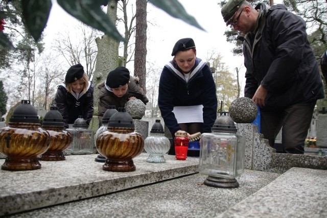 Białostoccy harcerze porządkują groby