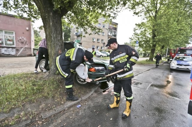 Pijany kierowca roztrzaskał BMW na drzewie w Zielonej Górze.
