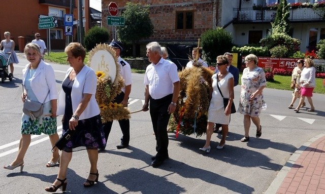 Mieszkańcy Kurozwęk podczas uroczystości dożynkowych w niedzielę, 25 sierpnia, podziękowali za tegoroczne plony. Święto plon&oacute;w połączono z doniosłą uroczystością z okazji 400-lecia obecności obrazu Matki Bożej Kurozwęckiej Serdecznej w parafii pod wezwaniem Wniebowzięcia Najświętszej Maryi Panny i świętego Augustyna Biskupa. W uroczystościach uczestniczyli mieszkańcy, goście oraz przedstawiciele władzy. Licznie zebranych gości, mieszkańc&oacute;w oraz delegacje z wieńcami dożynkowymi przywitał proboszcz parafii ksiądz Andrzej Bąk. Wieńce z Kurozwęk, W&oacute;lki Żabnej, Zagr&oacute;d, Niemścic, Mokrych, Woli Osowej, Czernicy, Oględowa oraz z Domu Pomocy Społecznej Zgromadzenia SS. Miłosierdzia świętego Wincentego a Paulo w Kurozwękach poświęcił prałat Ojciec Tymoteusz z Opactwa Cysters&oacute;w w Wąchocku. Starostami dożynek byli sołtys Kurozwęk Anna Gozdek i Grzegorz Wasilewski.Po części oficjalnej, na rynku zorganizowano część artystyczną. Dla najmłodszych przygotowano wesołe miasteczko i wiele atrakcji.Zobacz więcej zdjęć na kolejnych slajdach.