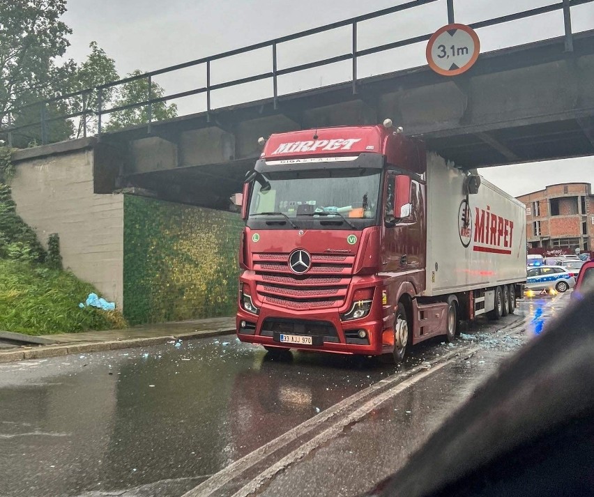 Tir zablokował przejazd pod wiaduktem na ul. Węgierskiej