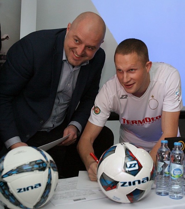Prezes Widzewa podpisuje kontrakt z Robertem Kowalczykiem.