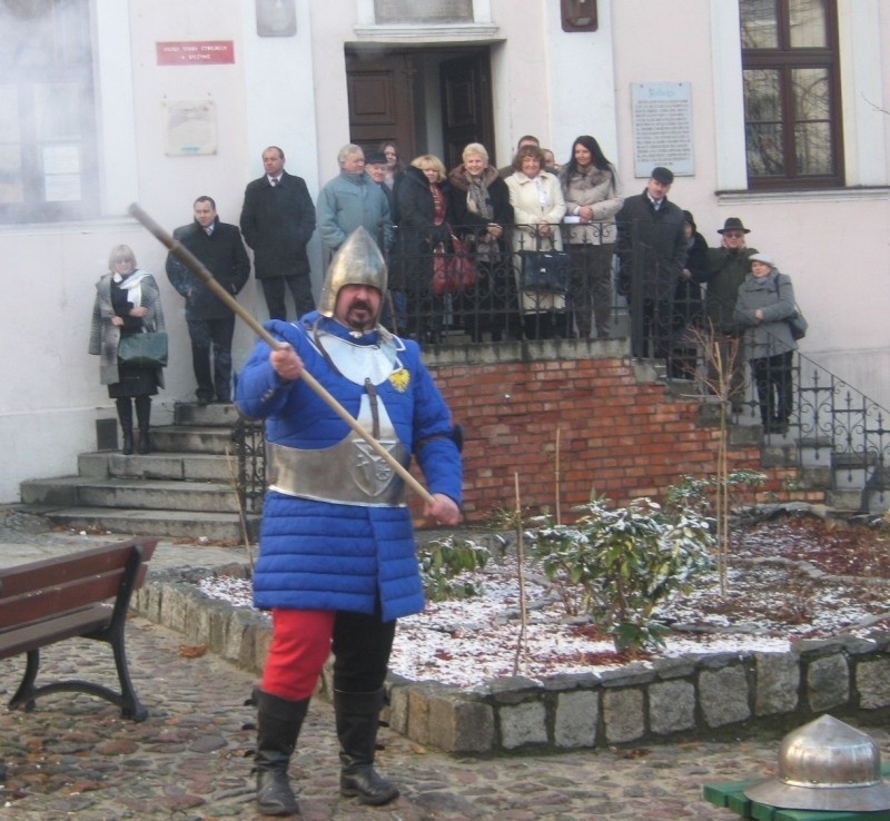 Salwy z muszkietów, pojedynki rycerzy, urzędnicy w...