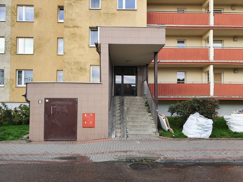 Mieszkanie jak więzienie. Małżeństwo ze Słupska zamknięte na 10 piętrze w bloku, bo spółdzielnia nie ma pieniędzy na podjazd