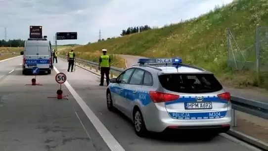 Do śmiertelnego potrącenia doszło na trasie S61 Suwałki - Budzisko, na wysokości miejscowości Jasionowo. W wyniku zdarzenia z zestawem ciężarowym 33-letni pieszy stracił życie.