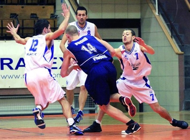 Agresywna obrona może być jednym z silnych punktów gry koszykarzy AZS. Na zdjęciu Maciej Majcherek (z lewej), Michał Dudek (z prawej) i Michał Majcherek (przodem, nr 8) otaczają Kacpra Stalickiego z Pogoni Prudnik.