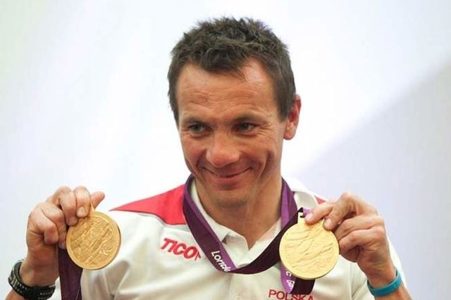 Rafał Wilk, to były żużlowiec, który na paraolimpiadzie w Londynie zdobył dwa złote medale w handbike'u.