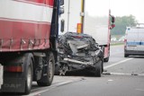 Opel zmiażdżony przez ciężarówki. Autostrada pod Wrocławiem zablokowana przez wiele godzin