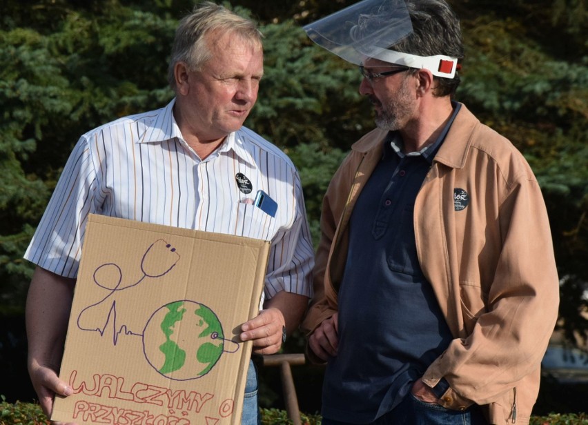 Ostrołęka. Młodzieżowy Strajk Klimatyczny także w Ostrołęce. Młodzi ludzie posadzili 50 drzewek w Parku Miejskim. 25.09.2020. Zdjęcia, wideo