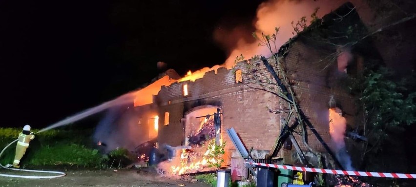 Śniepie. Strażacy przez osiem godzin walczyli z pożarem domu i budynku gospodarczego [ZDJĘCIA]