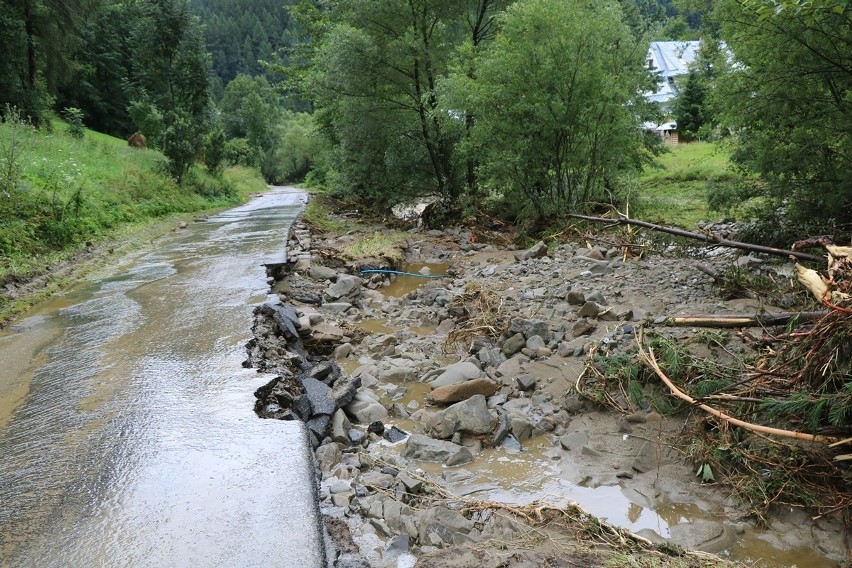 Katastrofalna sytuacja w Ochotnicy Górnej. Woda zniszczyła drogi i domy [ZDJĘCIA]