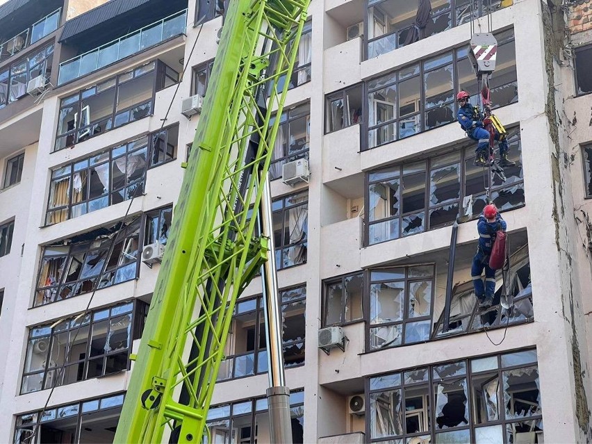 Kijów ostrzelany w niedzielę nad ranem [FOTOGALERIA, WIDEO]. Rakiety Putina zniszczyły budynki mieszkalne. Są ofiary wśród mieszkańców 