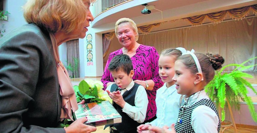 Uczniowie polskiej szkoły dostali podręczniki