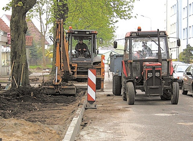 Remont ul. Nowowiejskiego w Białogardzie. W ratuszu proszą, by mieszkańcy nie zostawiali tu swoich samochodów. 