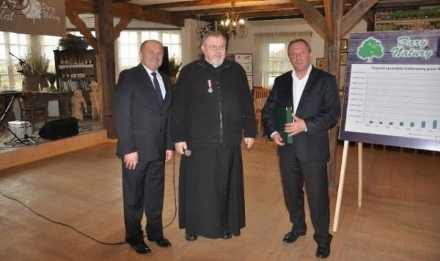 Mirosław Angielczyk (z prawej) i Antoni Dydycz otrzymali z rąk ministra rolnictwa, Marka Sawickiego odznakę honorową za zasługi na rzecz samorządu terytorialnego