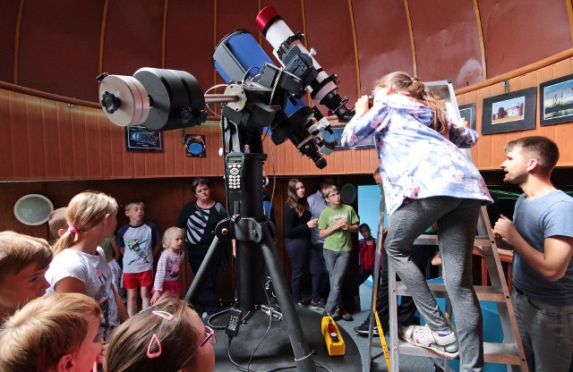 We wtorek odbył się Poranek Astronomiczny z seansem w grudziądzkim planetarium pt. "Powrót na Księżyc na dobre" oraz obserwacjami wybuchów na Słońcu przez przystosowany do tego teleskop. Zajęcia prowadził Grzegorz Rycyk.