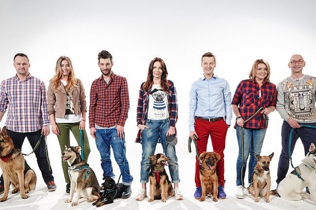 Uczestnicy "Przygarnij mnie" ze swoimi psami (fot. Krystian Szczęsny/TVP2)