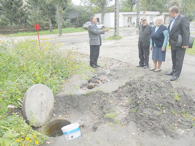 Irena i Józef Kamińscy (w środku) opowiadają o swych bolączkach gminnym radnym Markowi Różyckiemu (z lewej) i Tadeuszowi Kozłowskiemu. Na pierwszy planie zalana studzienka.