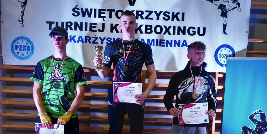 Zawodnicy Akademii Muay Thai Kielce zdobyli cztery medale na V Świętokrzyskim Turnieju Kickboxingu Low Kick & Kick Light. Zobacz zdjęcia
