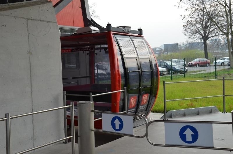 Uszkodzony wagonik Polinki wciąż stoi przy Wybrzeżu...