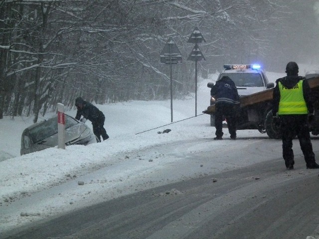 Kierowany przez kobietę peugeot wjechał do rowu w okolicach Podzgajnika pod Zwoleniem na trasie numer 12.  