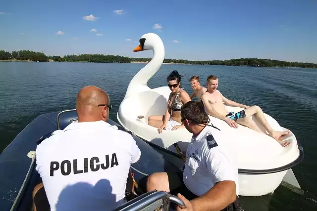 Policjanci mają prawo skontrolować każdy obiekt pływający na jeziorze. Nawet superłabędzia