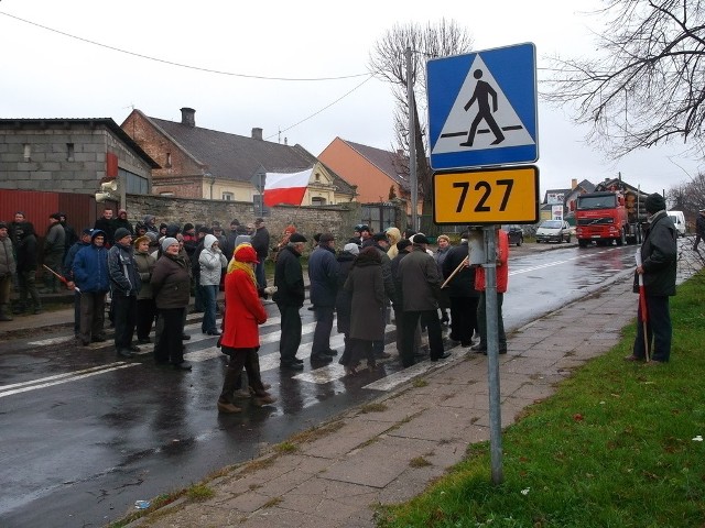 Mieszkańcy Skrzyńska zablokowali drogę wojewódzką w proteście, bo nie mogą doczekać się naprawy. Już zapowiadają kolejną pikietę, tym razem pikieta ma spowodować poważniejsze problemy z przejazdem.