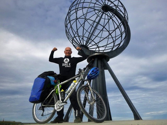 Jarek Kaptajn przejechał 1950 km rowerem, by stanąć pod globusem na Nordkapp