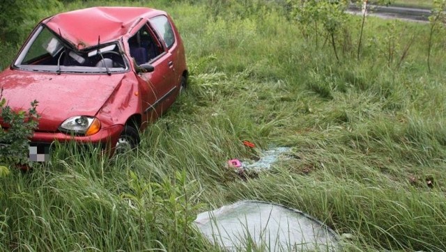 Fiat seicento spadł z drogi i dachował. Na koła postawili go kierowcy, którzy pierwsi nadjechali na miejsce wypadku.
